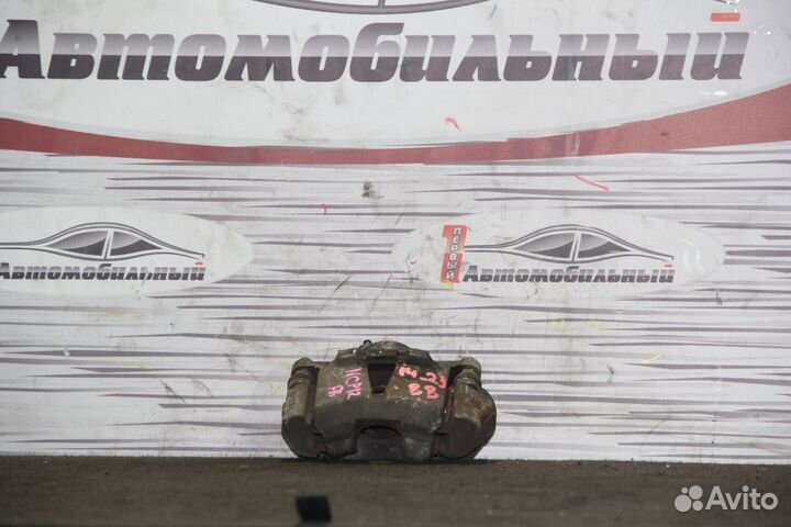 Суппорт перед право c Toyota Sienta NCP81G 1NZ-FE