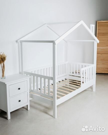 Детская кровать Домик из массива