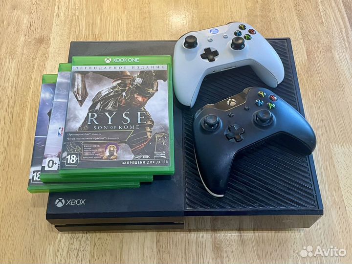Xbox One 1 Tb. 2 джойстика. 3 игры