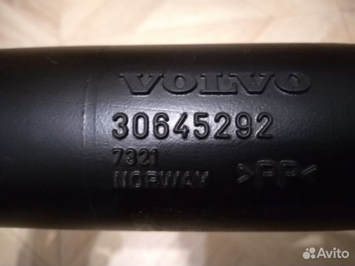 Нижний патрубок интеркулера Volvo XC90