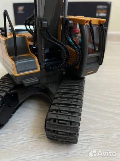 Экскаватор игрушка на пульт управлении