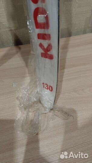 Лыжные ботинки, палки и лыжи