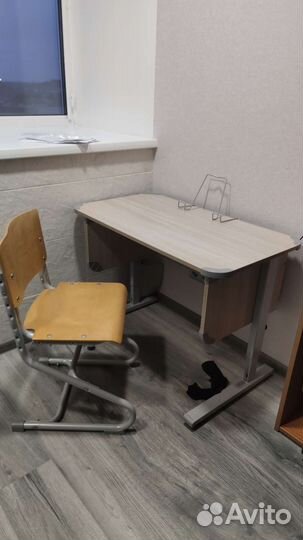 Детский письменный стол и стул
