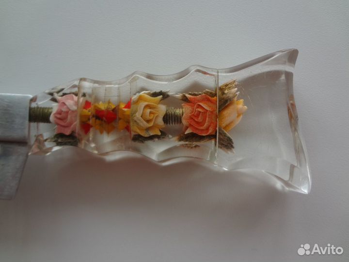 Расческа с с наборной рукояткой и розочками