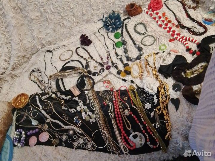 Бежутерия бусы браслеты серьги броши заколки