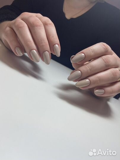 Модель на комби маникюр с покрытием гель-лак