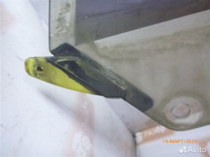 Стекло двери переднее левое Toyota Mark Ii X90