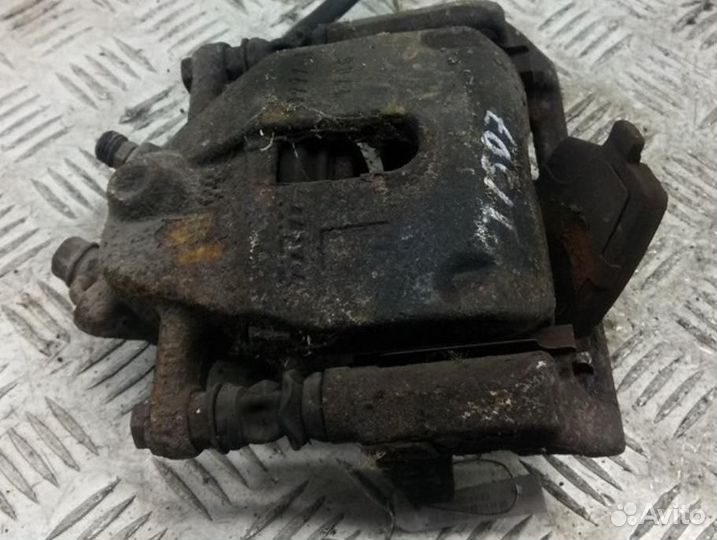 Суппорт передний левый Suzuki Swift