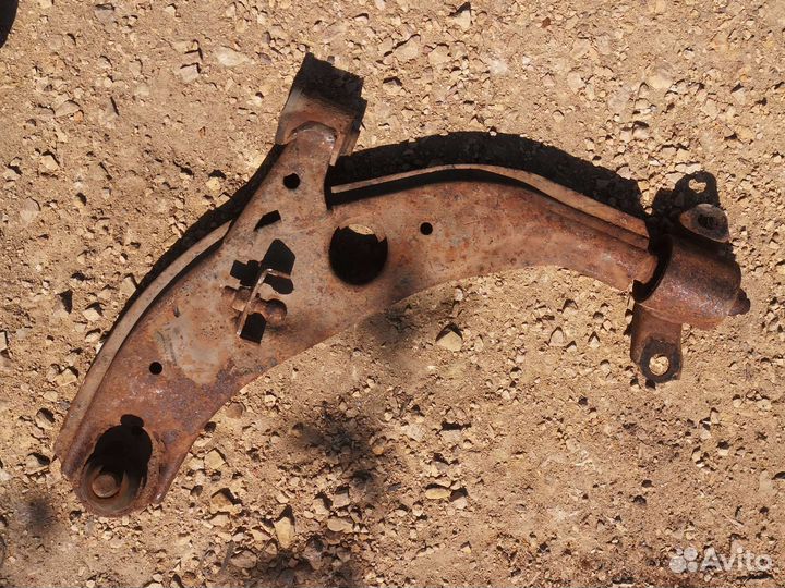 Рычаг левый Mazda 626