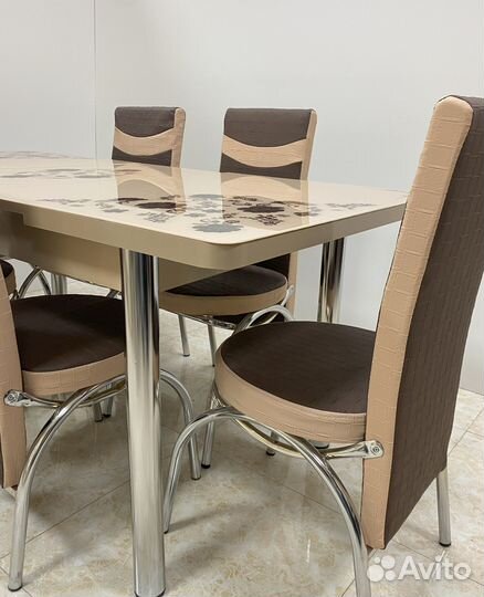 Стол со стульями на кухню