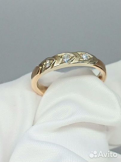 Кольцо с природным камнем Золото