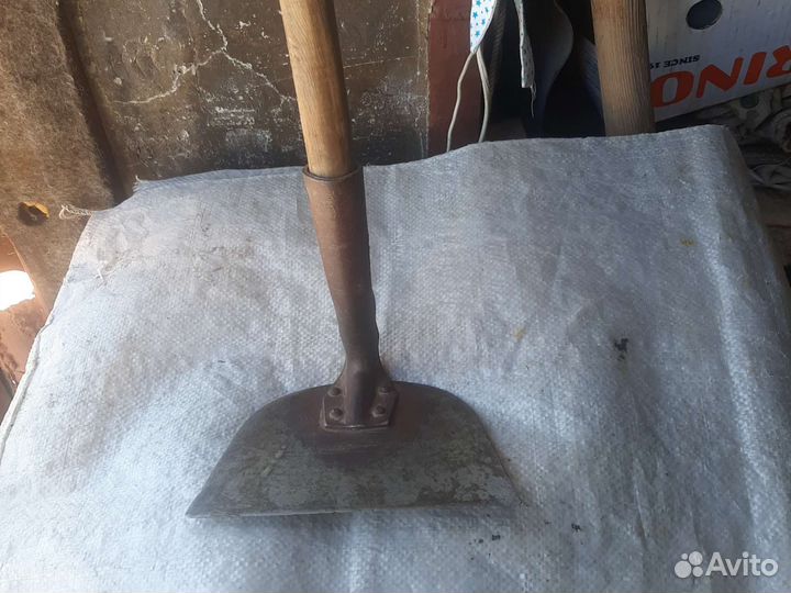 Лопаты и др хоз. инвентарь