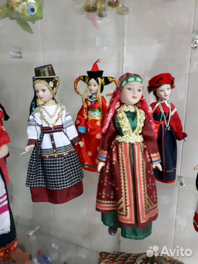 Фарфоровые куколки в национальных костюмах