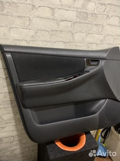 Обшивка двери toyota corolla 124