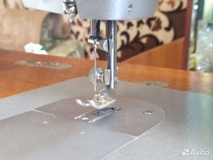 Швейная машина Чайка 142