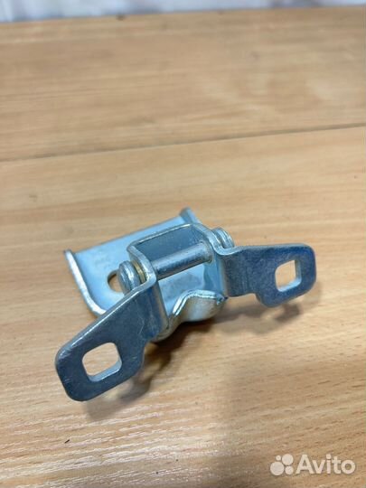 Петля двери Renault Logan/Sandero/Largus (Новая)