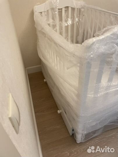 Детская кроватка с маятником и ящиком