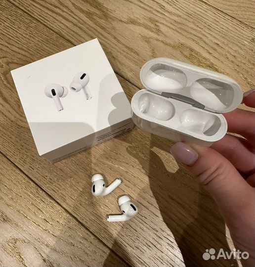 Наушники AirPods Pro with Wireless Charging Case