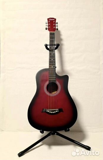 Акустическая гитара красная