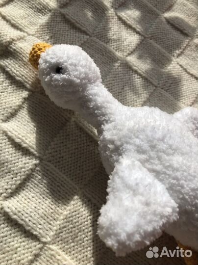 Игрушка вязаная гусь