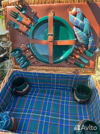 Набор для пикника в корзине