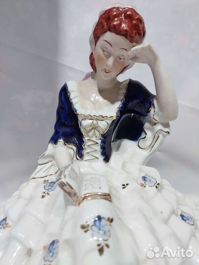 Статуэтка Дама с книгой, Чехословакия, Royal Dux