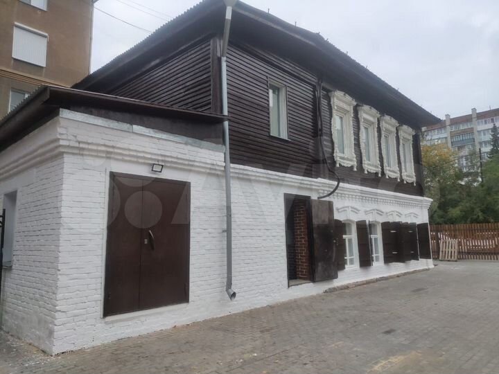 Здание в центре с землей и парковкой