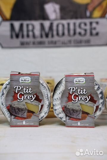 Мягкий сыр камамбер из Франции в серой золе