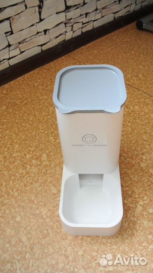 Кормушка с поилкой для кошек или маленьких собак