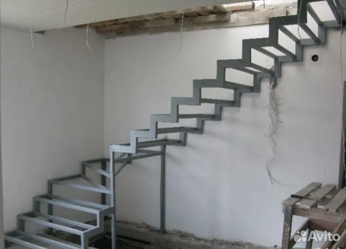 Лестница на металлокаркасе зиг-заг