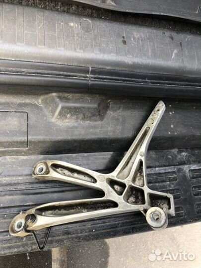 Кронштейн правый подножки,глушителя Honda Vfr1200f