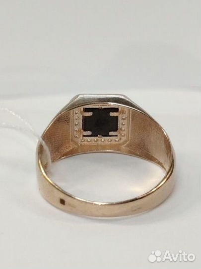 Кольцо с синтетическим камнем Золото