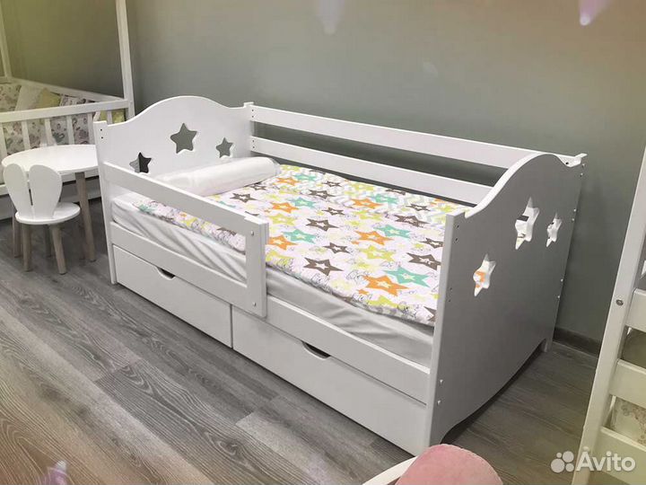 Кроватка из массива с бортиком для малыша сингл