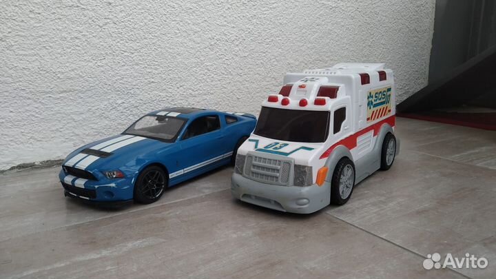 Машинка Ford Mustang и скорая помощь Dickie toys