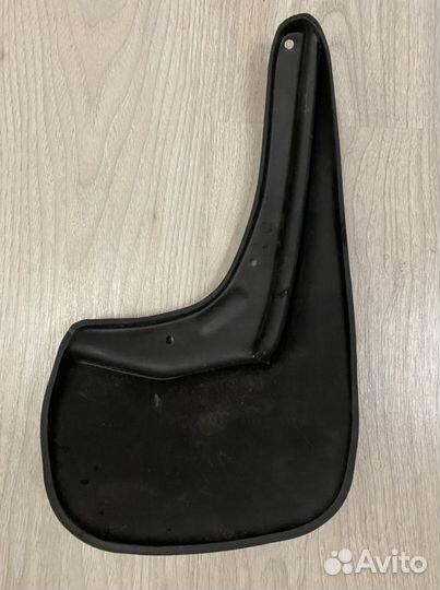 Задний брызговик левый