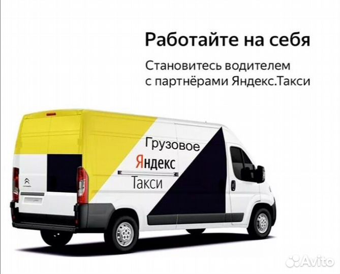 Водитель со своим грузовым авто