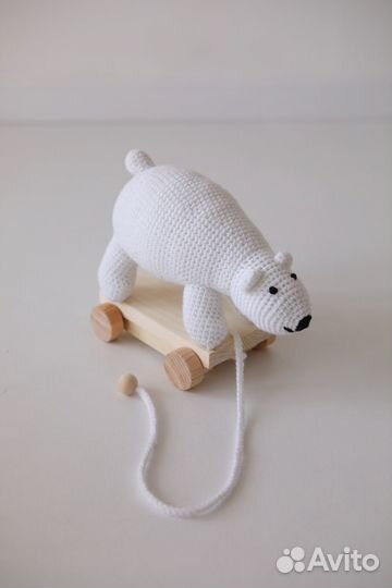 Вязаная игрушка белый медведь на колёсах