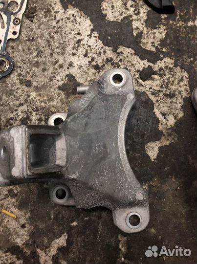 Кронштейн двигателя BMW 5 F10 N55B30 6777605