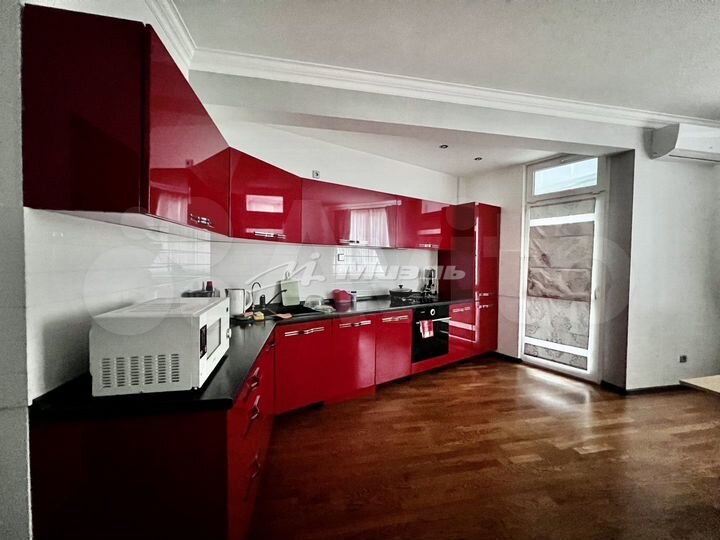 Доля в 5-к. квартире, 153 м², 3/4 эт.