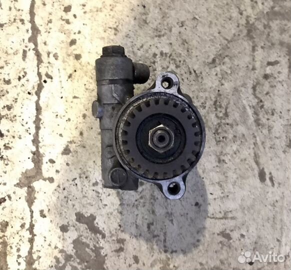 Насос гидроусилителя на Мицубиси Паджеро 1996 год