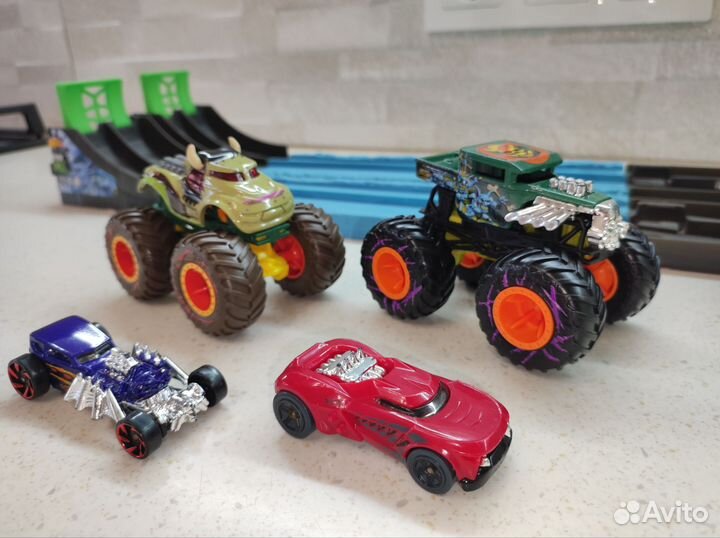 Hot Wheels Монстр-трак Драка банд HCJ77