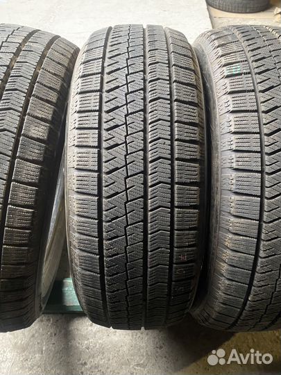 Bridgestone Blizzak VRX2 215/60 R17