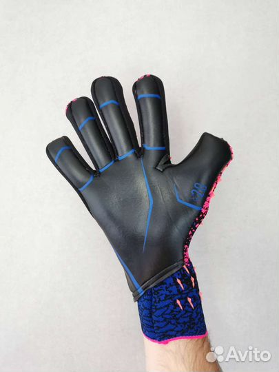 Новые вратарские перчатки футбольные