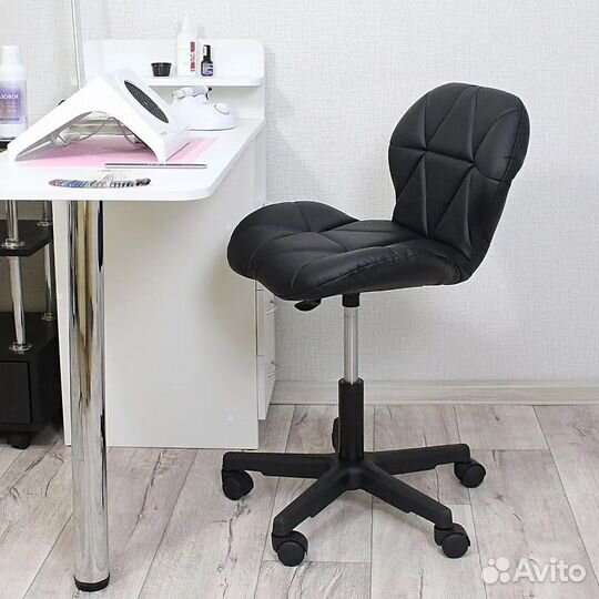 Стул мастера на колесиках