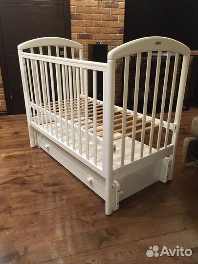 Детская кроватка с маятником и ящиком