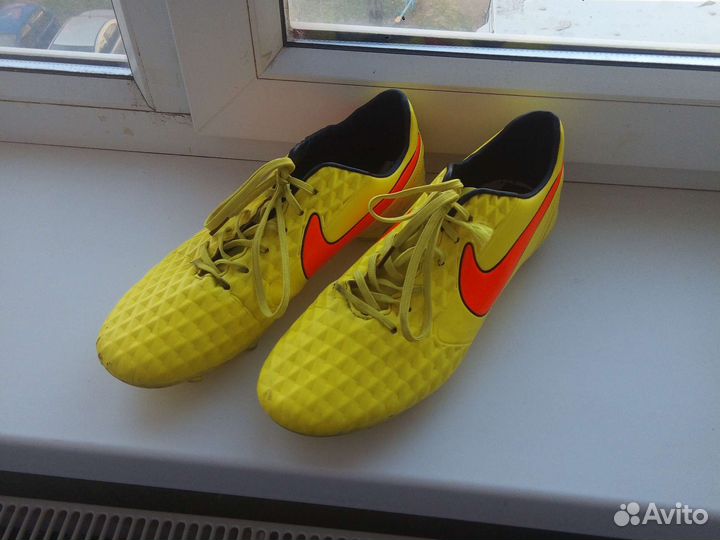 Футбольные бутсы nike