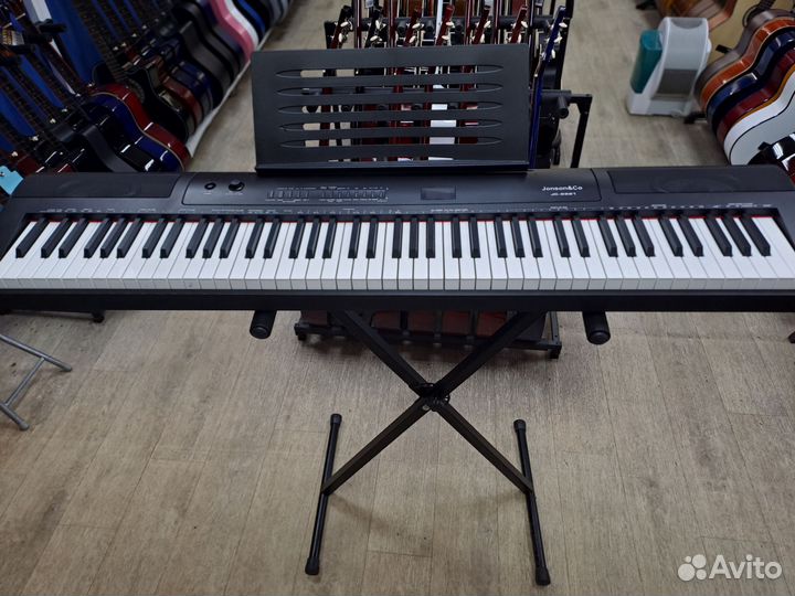 Цифровое пианино со стойкой