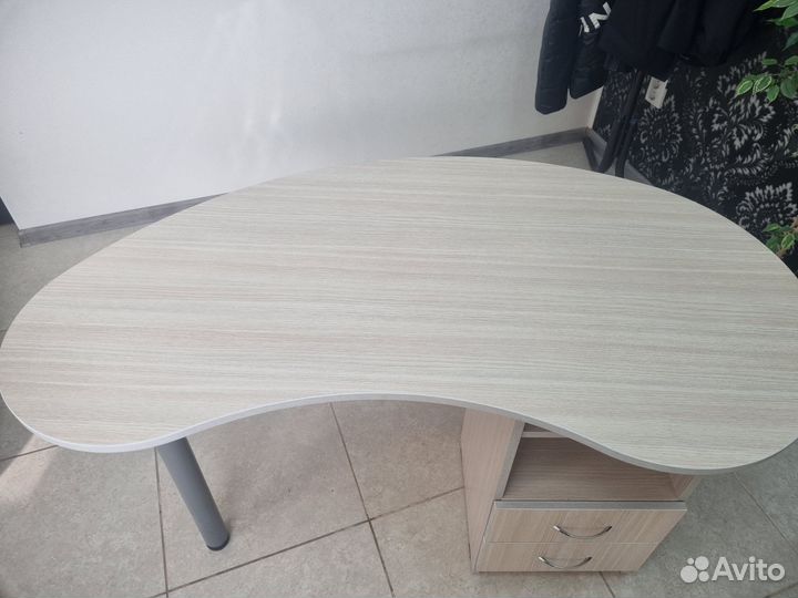 Маникюрный стол бу