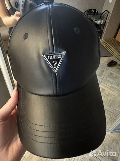 Кепка кожанная guess