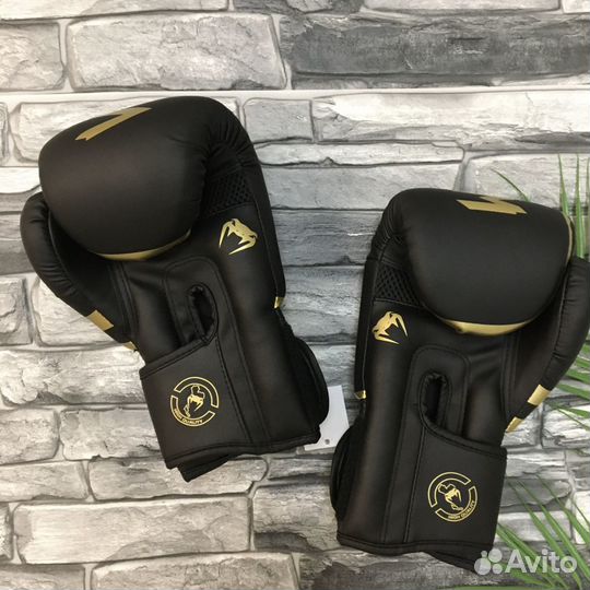 Боксерские перчатки Venum